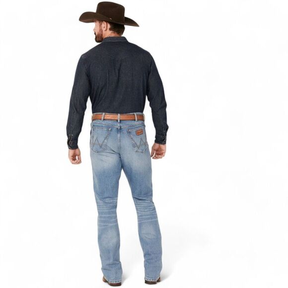 NEW Wrangler Men's Retro Relaxed Fit Bootcut Jeans Light Wash 31x32 - Picture 2 of 14